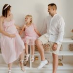Rodzinne kadry z brzuszkiem: spójne stylizacje dla przyszłej mamy, partnera i starszaka na niezapomnianą sesję