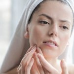 Czarne kropki? Żegnajcie! Skuteczny plan na gładką, czystą skórę w 7 krokach