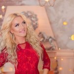 Zrób wrażenie na świątecznej sesji: ponadczasowa czerwień czy ultraminimalistyczna elegancja?