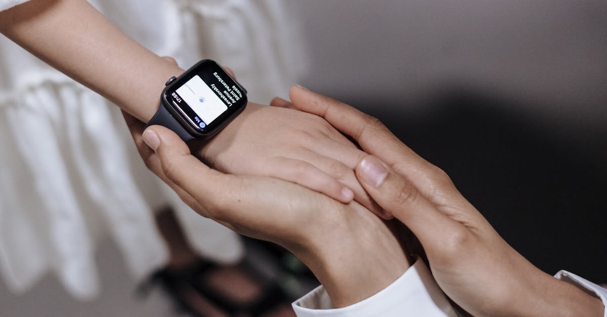 Wakacyjny spokój rodzica: smartwatch z GPS dla dziecka – swoboda malucha, pewność dorosłych