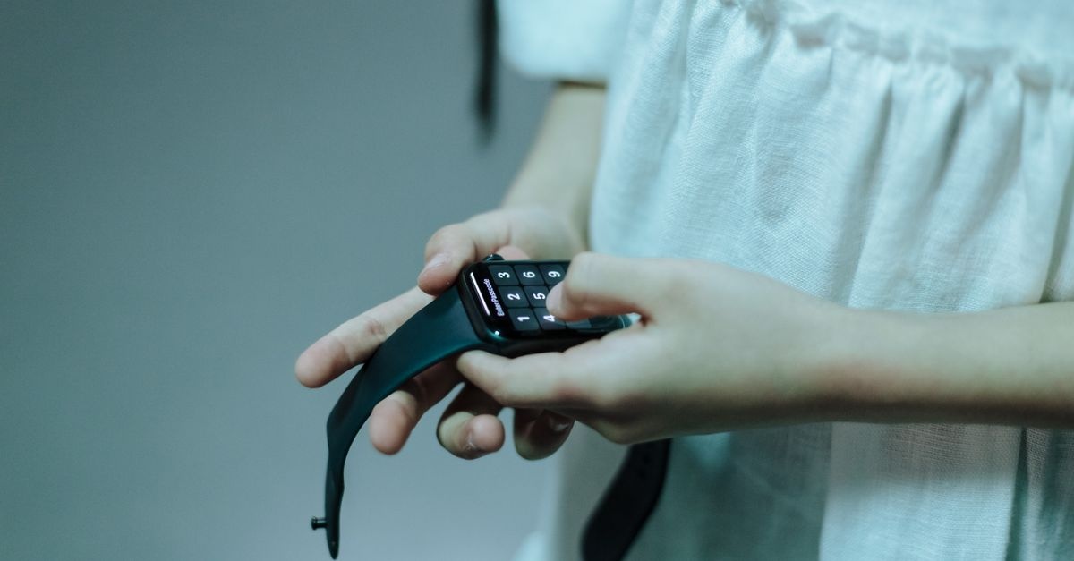 Smartwatch dla dziecka bez ciągłego ładowania? Sprawdzamy, na ile naprawdę starcza bateria