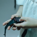 Smartwatch dla dziecka bez ciągłego ładowania? Sprawdzamy, na ile naprawdę starcza bateria