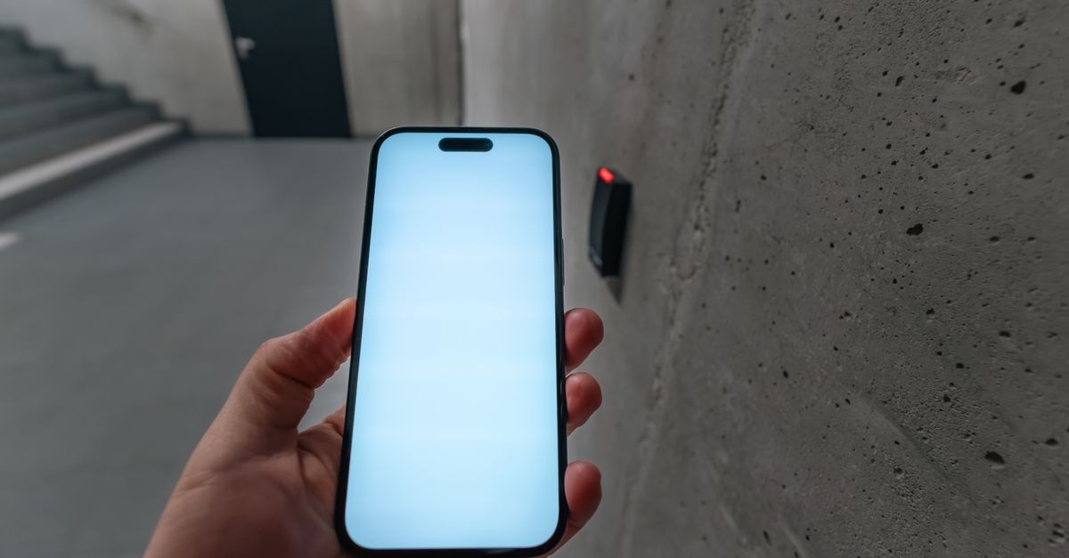 Otwieraj drzwi smartfonem i śpij spokojnie: wybieramy bezpieczny smart lock do domu