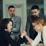 Most między biurem a domem: wykorzystaj inteligencję emocjonalną, by lepiej zarządzać i mądrzej wychowywać