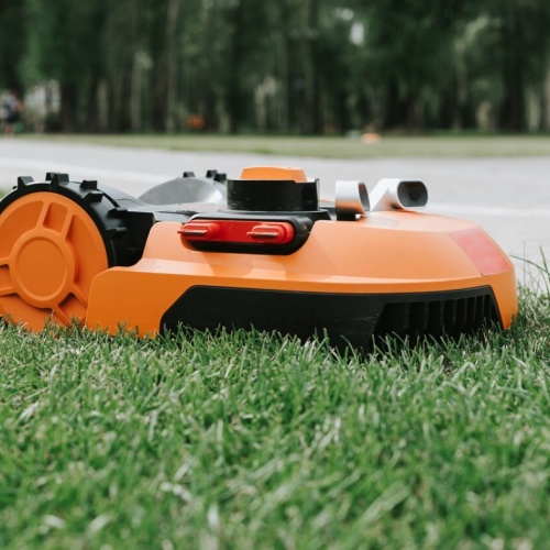 Kosiarki automatyczne - must have do każdego ogrodu. Dlaczego warto je kupić?
